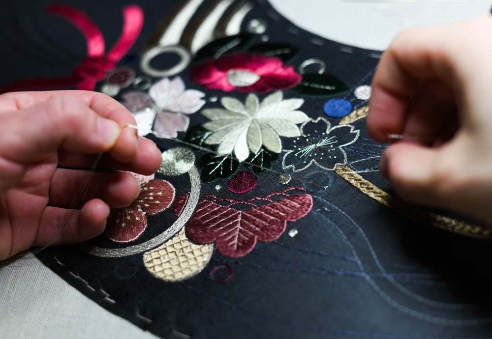 hands are stitching